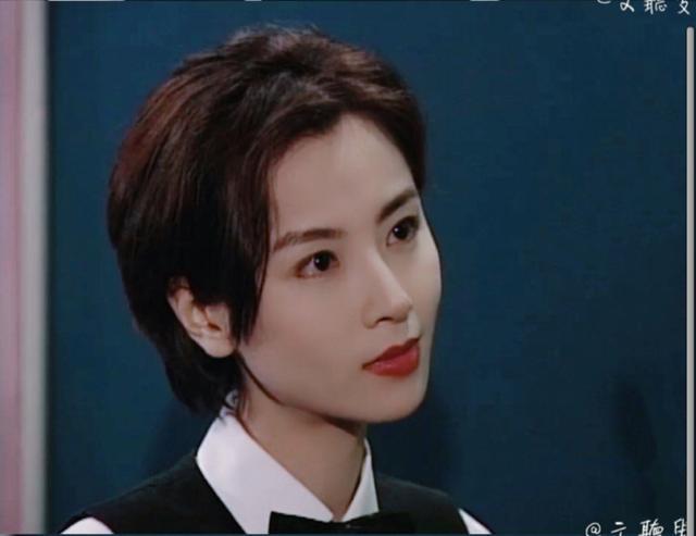 时髦的水洗蓝牛仔外套,头戴轻纱遮阳帽的袁洁莹正值花样年华的青春期