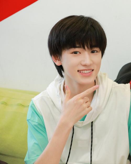 生图直拍绝世美颜,招牌笑容治愈心动.《宋亚轩颜值》