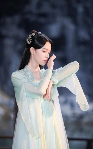 电视剧《少女大人》剧照更新了,演员陈瑶红衣造型太美