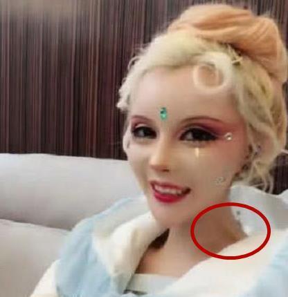 迪丽拉"露齿笑"火了,脖子更抢镜,粉丝们直呼心疼