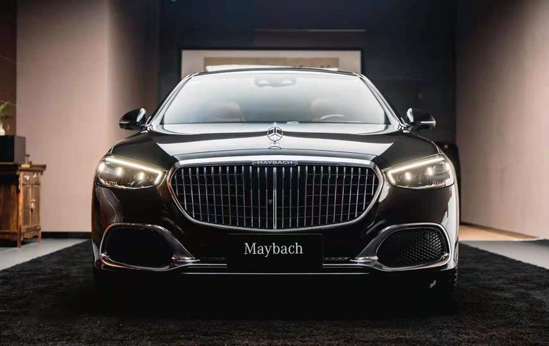 外观方面,新车基于新款奔驰s级打造,主要是换装了迈巴赫标志性的竖