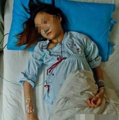 在厕所里,发现15岁少女产子后倒在血泊中,母亲却见死