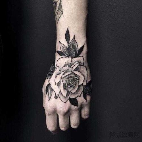 线条手背玫瑰纹身图案(图01/08)黑色线条玫瑰美甲图片
