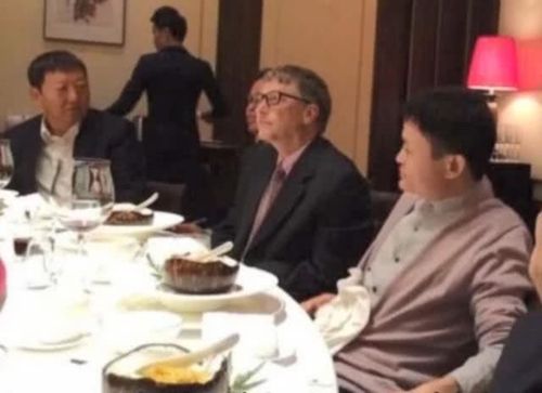 马云请比尔盖茨吃饭,究竟吃了什么美食?看到这桌饭菜呆了