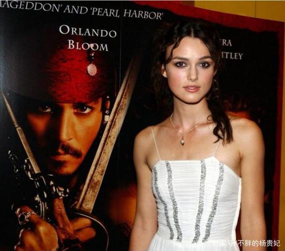 《加勒比海盗》系列电影而红遍全球,气质清新古典的她更有「英伦玫瑰