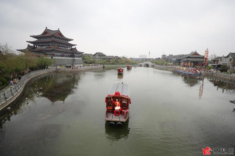 清明文化节期间,大宋御河水上巡游活动让游客尽情领略御河美景,切身