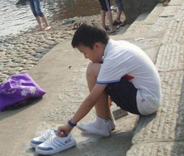 夏天给10岁的男孩子穿毛巾袜和运动鞋会影响健康吗?