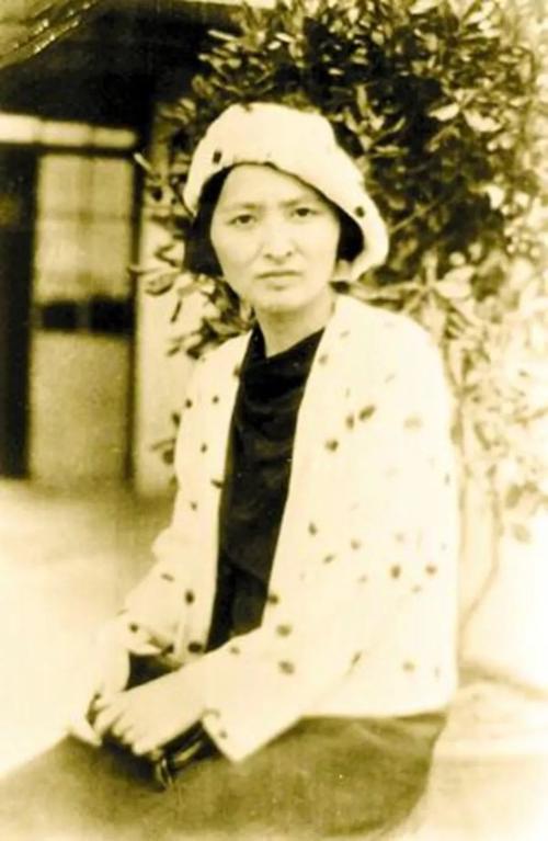 20岁的陈学昭有着同龄人没有的成熟,《北海浴日》里这样写道:"我为了
