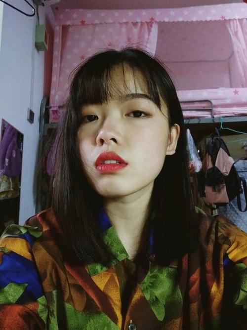 感觉自己门牙其实也不算大,但是微凸 三角嘴,所以微张的时候也只看到