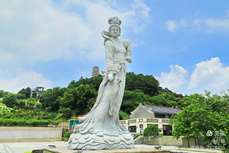 这是何仙姑家庙景区,广场上是何仙姑雕像.