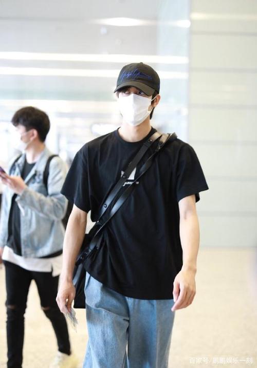 宋威龙现身机场,穿着袜子踩着凉鞋来了,大长腿都快