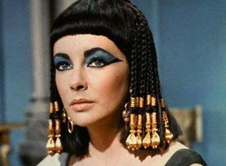 但其实最早的化妆刷仅有眼影刷和粉底刷,并且源于遥远的古埃及