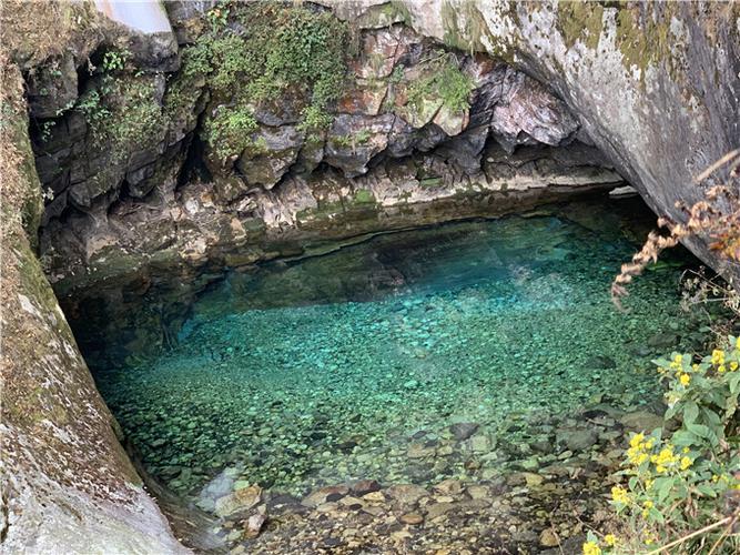 主要有蝴蝶泉,凤眼洞和龙眼洞,将军洞,南诏德化碑,感通寺,中和寺等