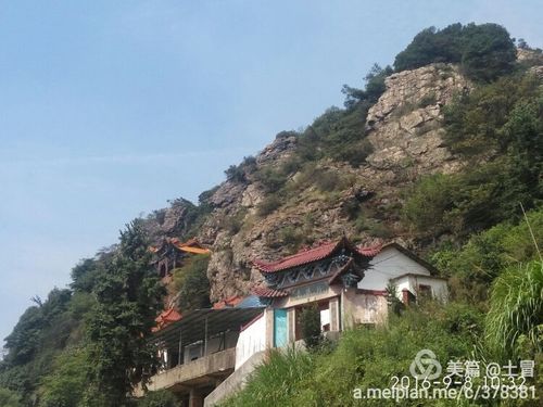 仙姑寺坐落于仙峰岩的峭壁上