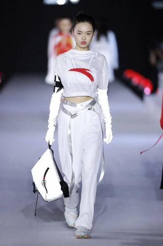 北京2022年冬奥会特许商品国旗款运动服装发布会