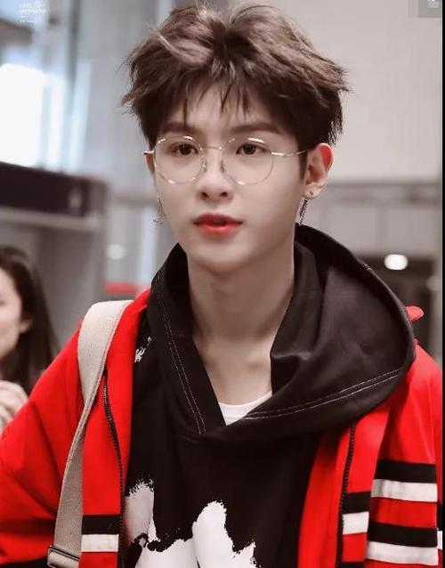 接下来公司力捧的黄明昊,观众缘也是不错的,在综艺节目里面没有偶像