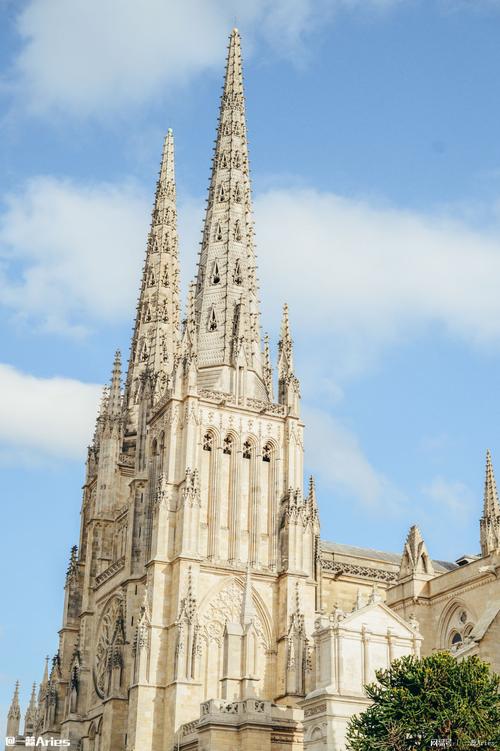 雨后天晴的波尔多被暖阳覆盖,眼前出现的这座尖顶哥特式建筑在阳光