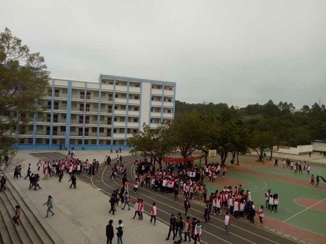 爱心汇聚,温情暖冬 一一梧州市林水中学举行爱心义卖活动