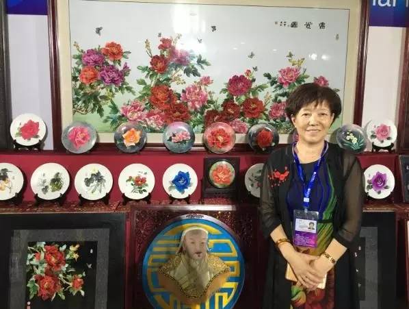 在一号馆滕氏布糊画的展区,记者看到很多市民对布糊画非常感兴趣