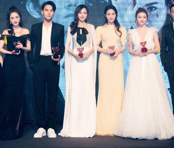 主办方还爆出了杨幂和"新姐妹"倪妮,angelababy的亲密合照……这可真