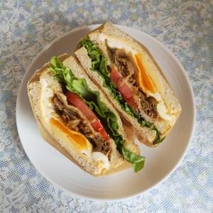 双层芝士牛肉三明治