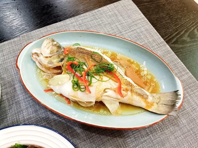清蒸鲈鱼怎么做才好吃不腥?这几步很重要,详细全攻略告诉你