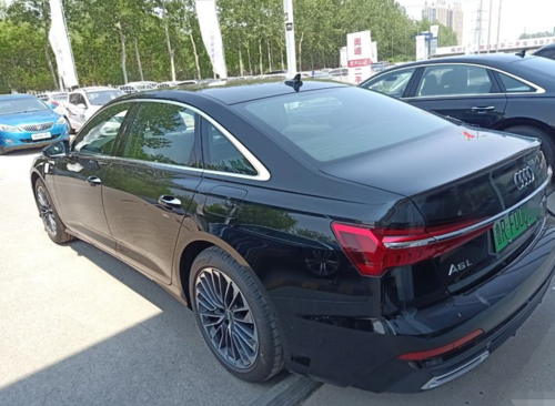 山东车友花52万元买到奥迪a6l,插电混动版,交车时车牌