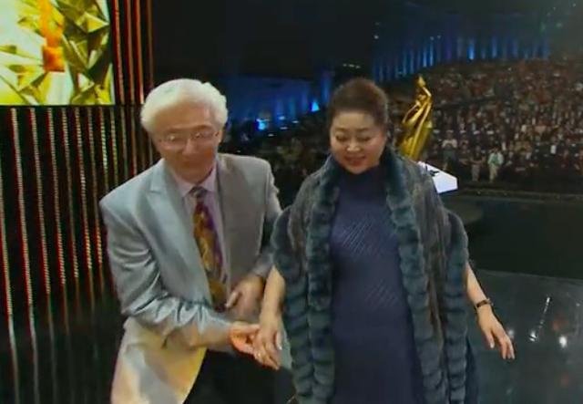 59岁的倪萍准备走过去颁奖79岁的陈铎立马飞奔过去抓住手扶着她