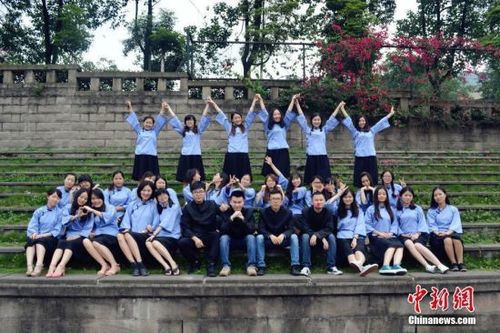 大学生穿着"民国风"服装拍摄毕业照(5)