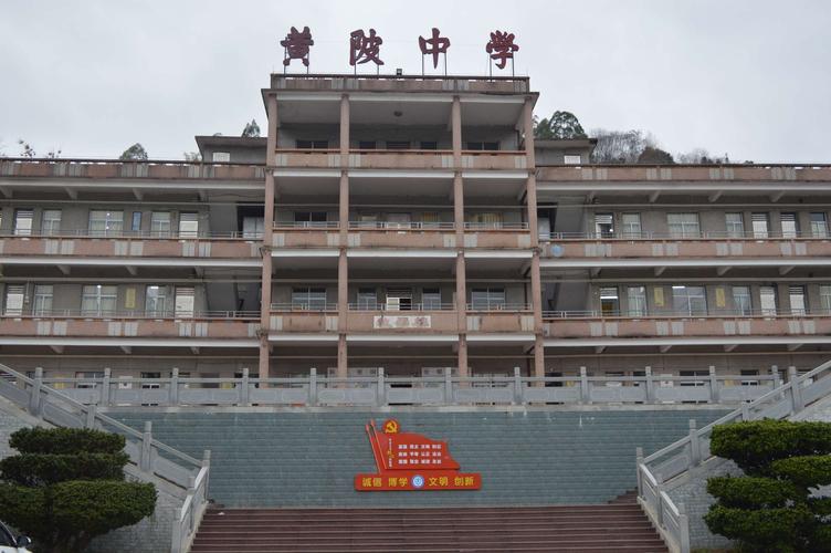 火热的足球赛点燃寒冬——五华县华东中学与兴宁市黄陂中学举行足球