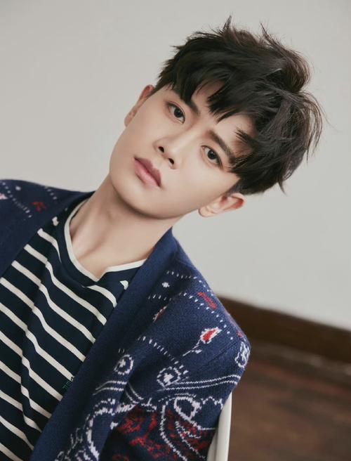 小卷毛帅气有型,优雅格调～@任嘉伦allen 676767任嘉伦新鲜写真