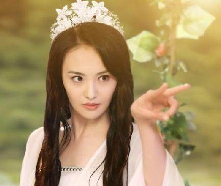 头戴皇冠,范冰冰是女王,赵丽颖是公主