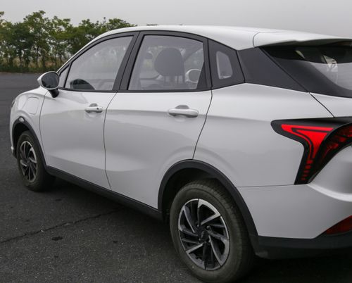 高性价比新能源小型suv,不输国产的旗舰,带你看哪吒v