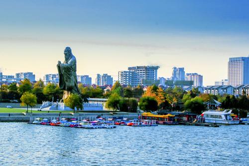 少海地处胶州市湿地公园,少海之美美在有湖,有寺庙,有