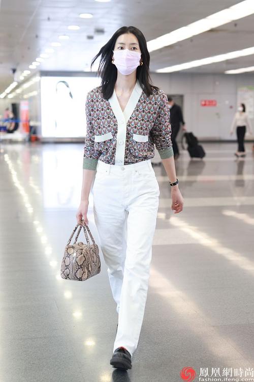 机场变秀场超模刘雯针织奶奶衫阔腿裤高挑时髦气场十足
