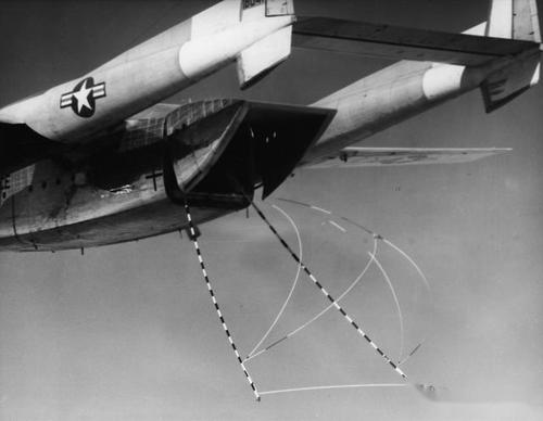 c-119j"飞行车厢"飞机,带有铰链式"海狸尾翼"门,可完全展开空中回收