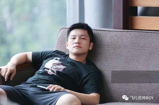 樊振东露肉肉身材想不到他还有翘臀