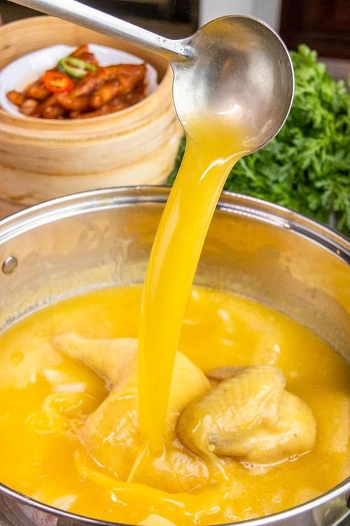 才有如此浓郁醇香的金汤,再加入花胶,竹笙,鸡肉煮熟,这一锅顶足十张