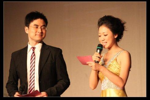 赵鑫主持北京服装学院五十周年校庆晚会