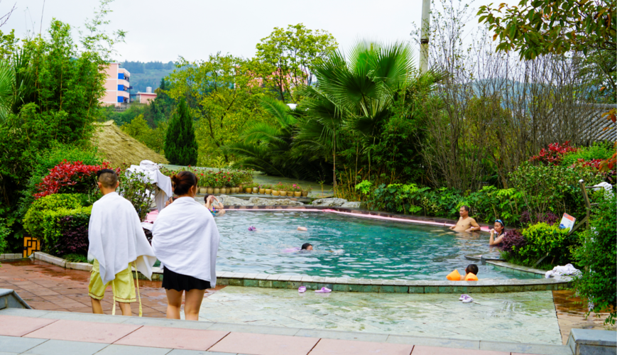 小长假尾声,胜境温泉游客依旧络绎不绝
