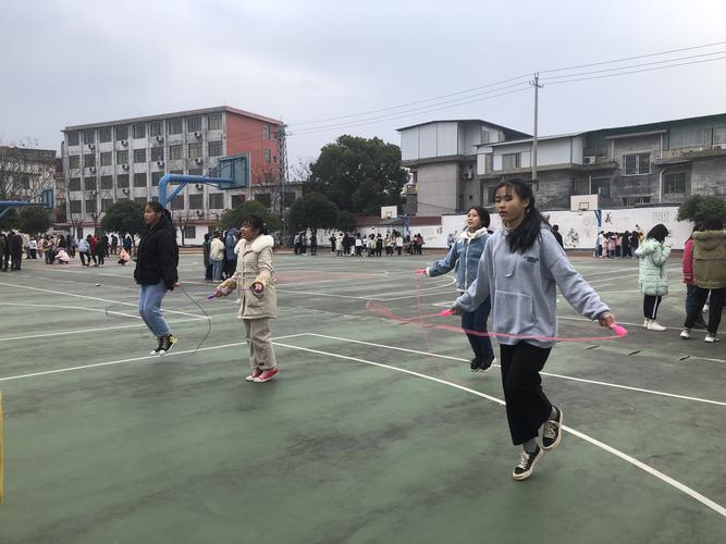 张灯结彩庆元旦 欢歌笑语迎新年——兴安师范学校举行