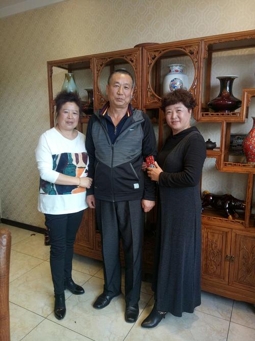 金秋十月,收获的季节,发小们相聚在绥化小牛馆,回忆童年,转眼间我们都