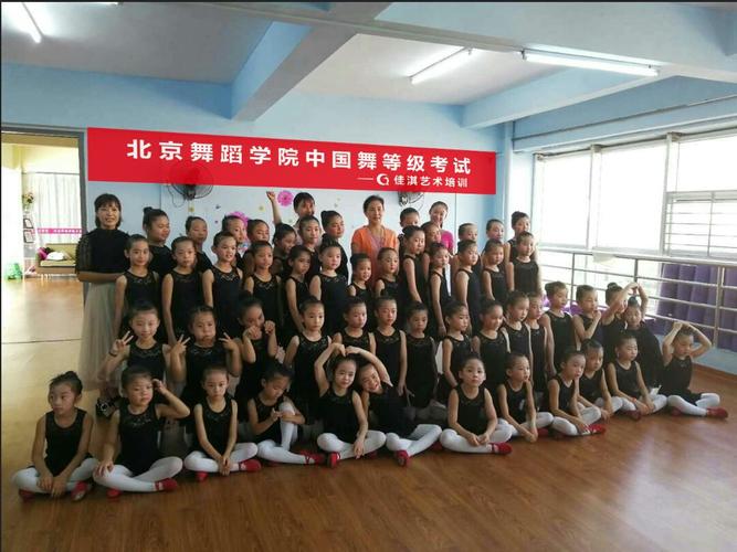 考级学员与教官集体照