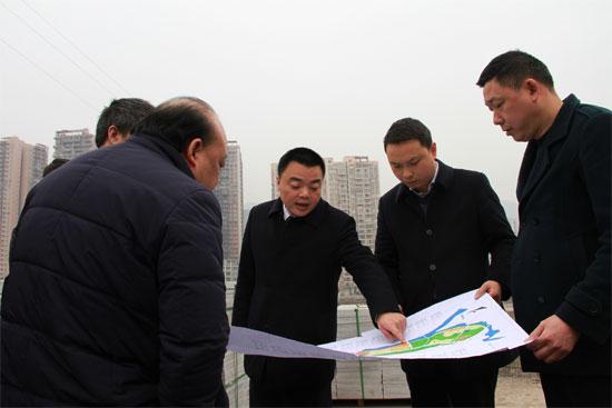 达川:许国斌调研三里坪防洪堤工程和a线道路工程