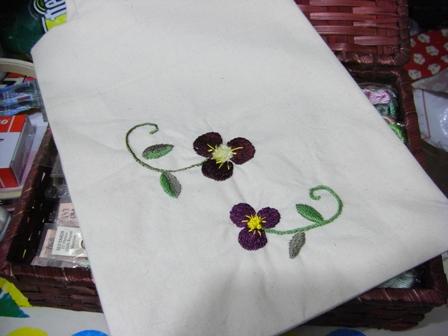 跟朋友聚会时请刺绣老师教的简单绣花