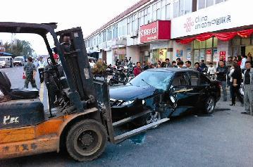 【事故】姜堰白米镇:叉车撞进轿车内,致2亡3伤(图)