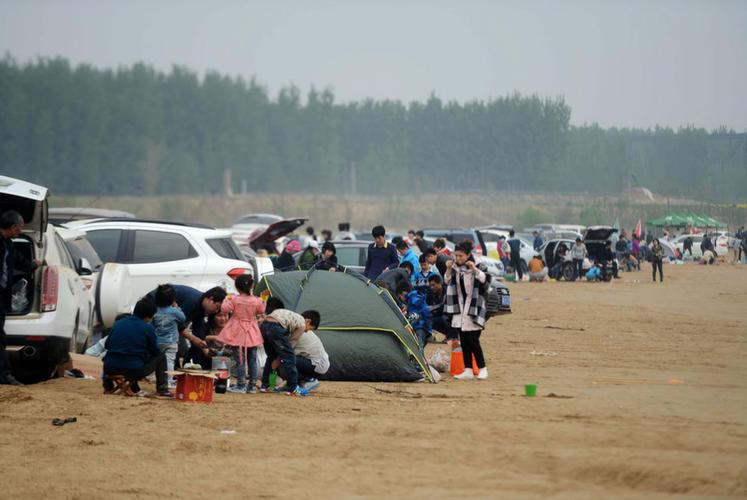 黄河滩成私家烧烤街 垃圾遍地污染黄河水
