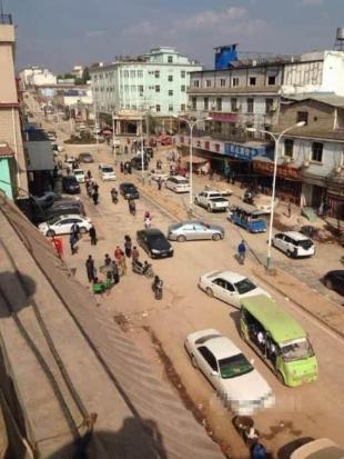 缅甸军已占果敢 汉字招牌商铺前均有缅持枪士兵