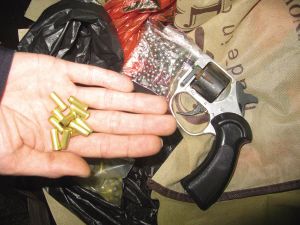 核心提示:警方在其家里查获两把手枪,88发子弹手枪是发令枪改装的