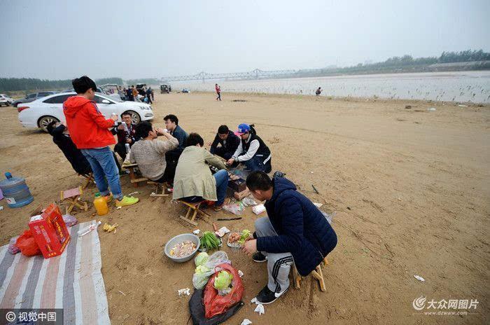 济南黄河滩成私家烧烤街垃圾遍地污染黄河水